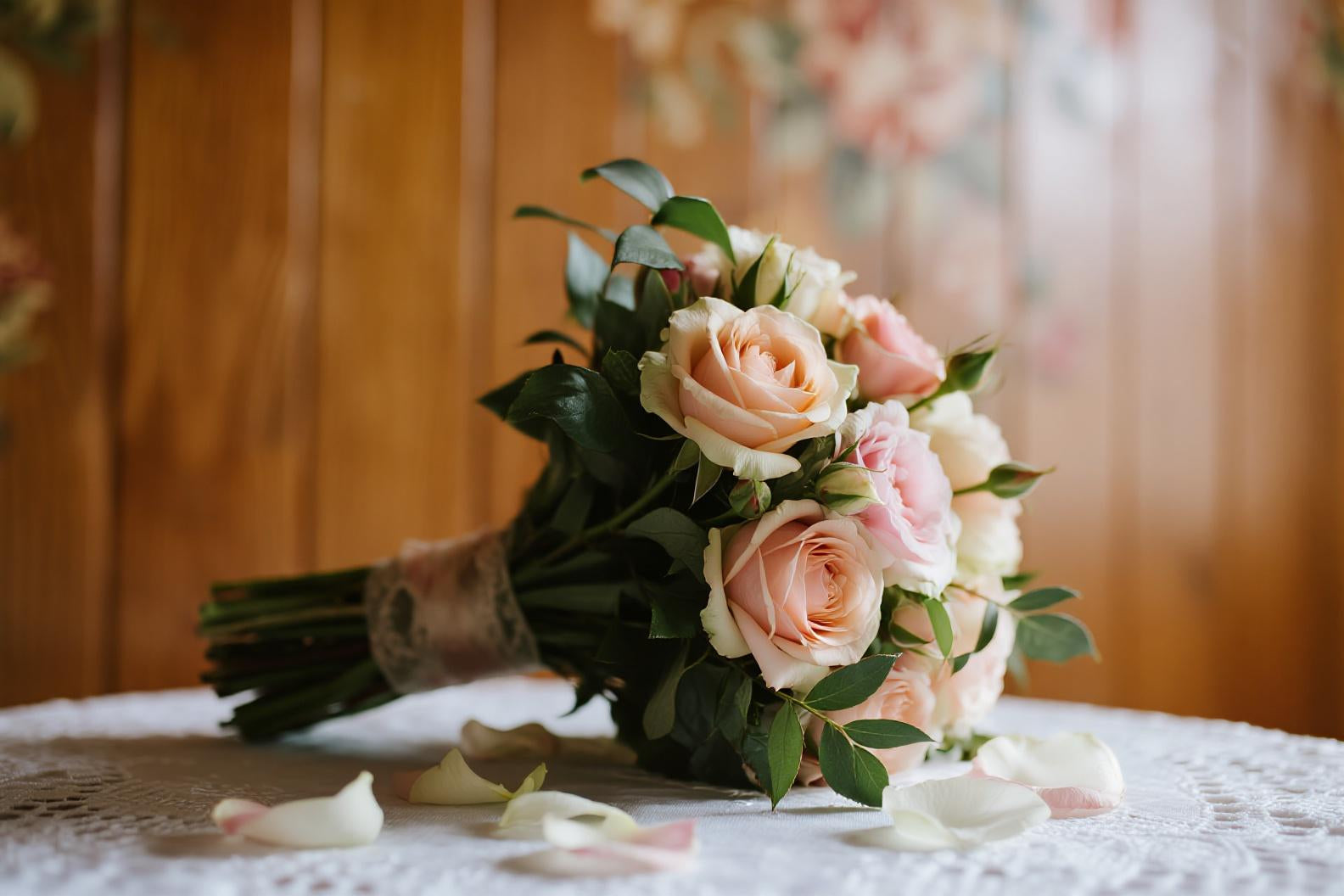 Silver Sparkle Wedding Table Centerpiece Idea, image size:1584x1056