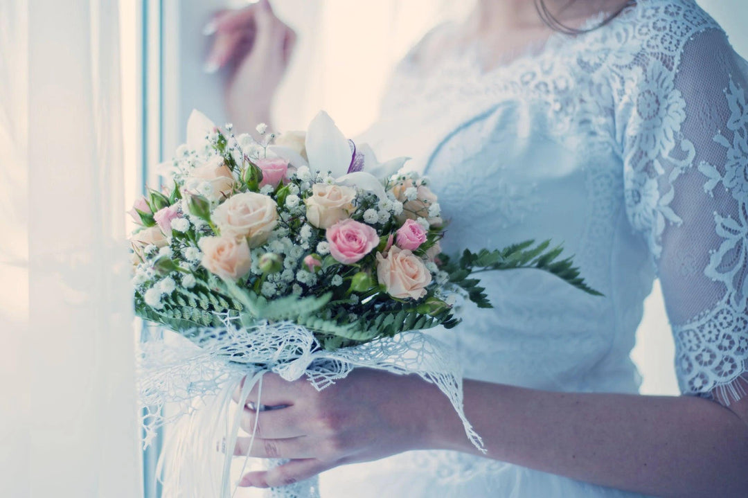 How to Match Your Wedding Flowers with Your Dress? - Rinlong Flower