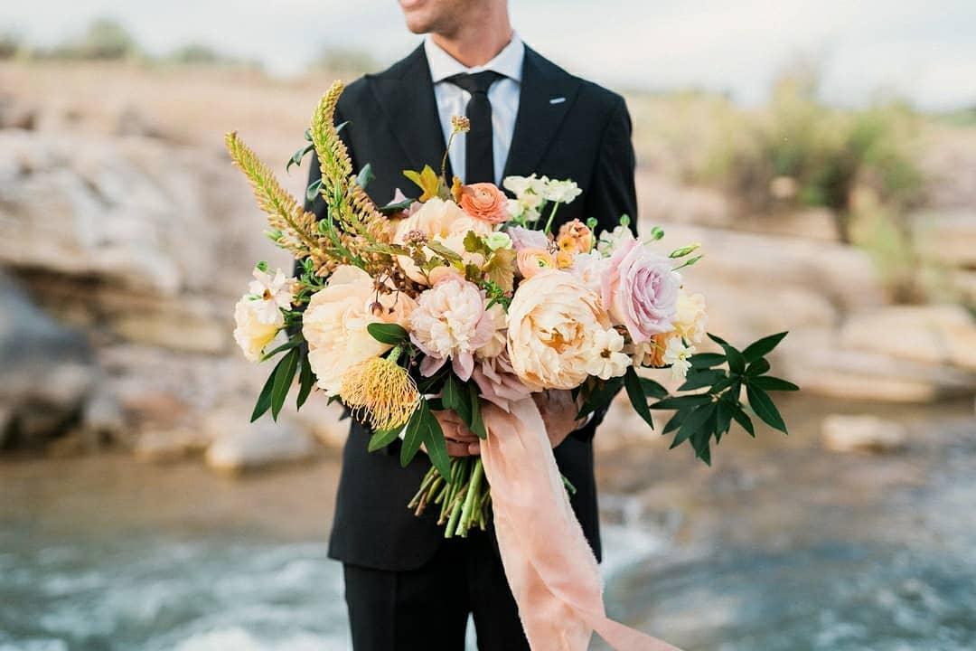 How to Choose Flowers for a Desert Wedding?