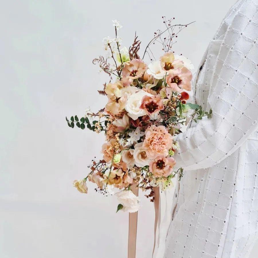 How to Design a Wedding Bouquet with a Modern Twist? - Rinlong Flower