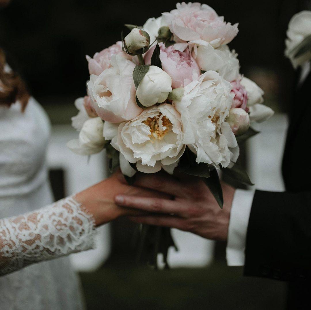 Why Are Peonies Considered the Ultimate Bridal Flower? - Rinlong Flower