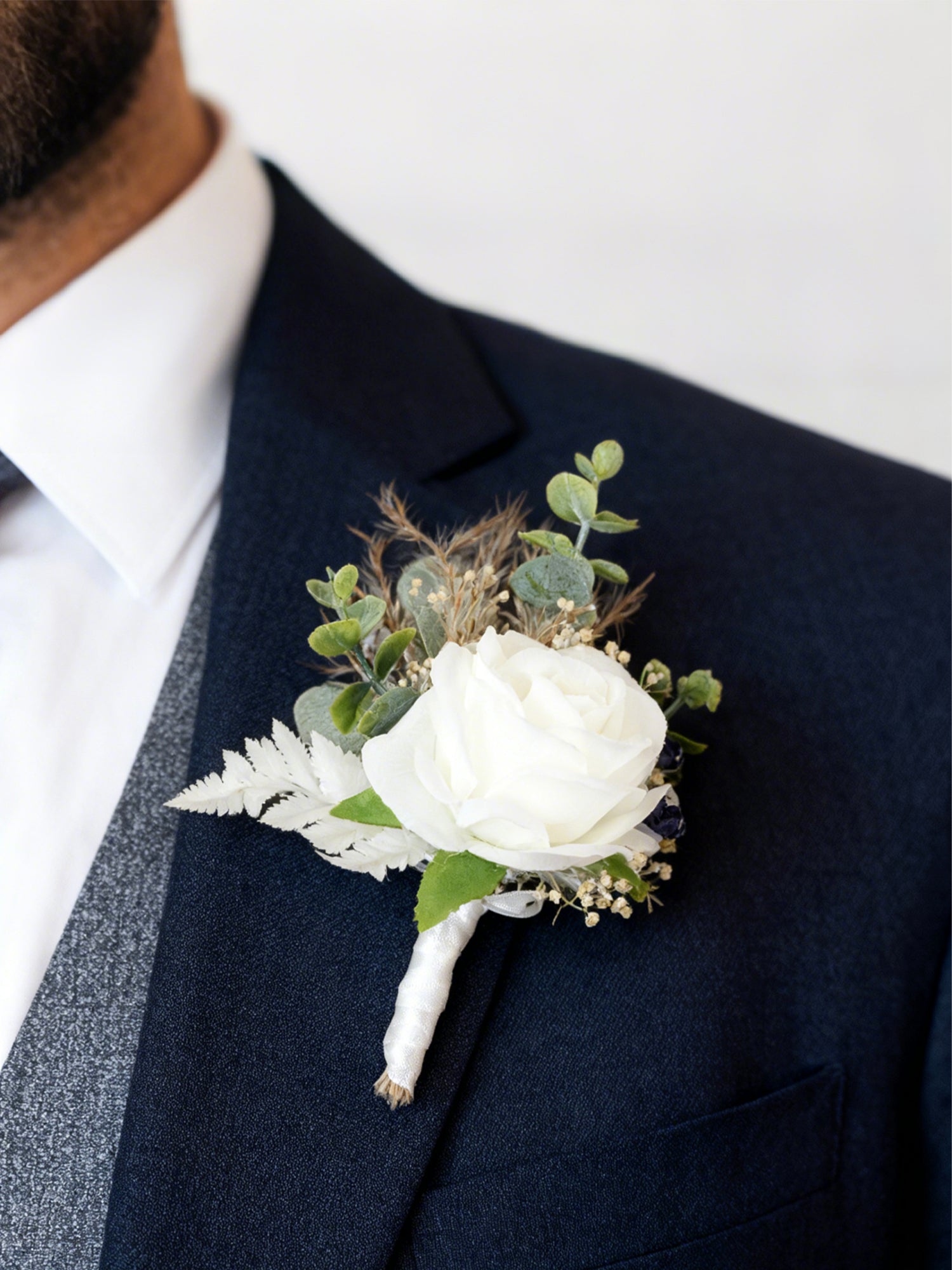 Boutonniere White & Beige