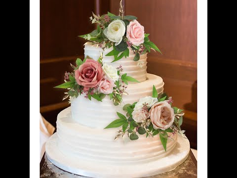 Ensemble de fleurs rose et crème pour gâteau